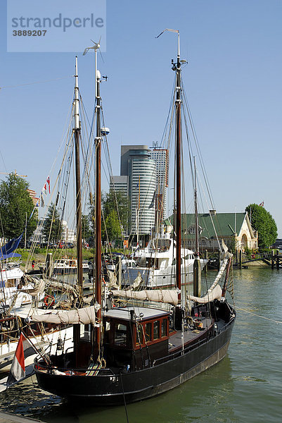 Boote im Veerhaven  ein Hafen für traditionelle  seetüchtige Segelschiffe im Scheepvaartkwartier Viertel  Rotterdam  Zuid-Holland  Süd-Holland  Niederlande  Europa