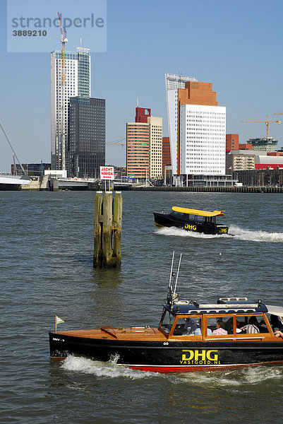Kleine Watertaxi Fähren auf dem Nieuwe Maas Fluss  dahinter moderne Architektur am Wilhelminapier  Rotterdam  Zuid-Holland  Süd-Holland  Niederlande  Europa