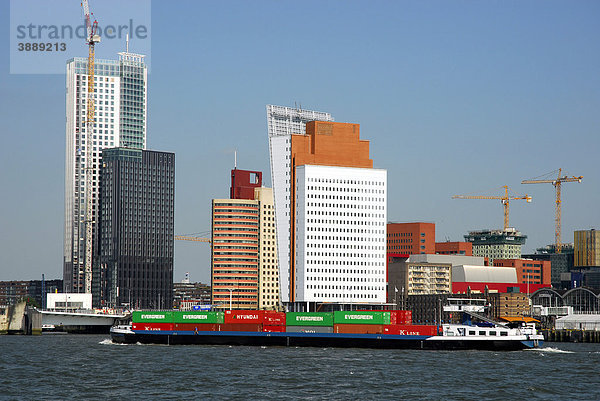 Container Transport auf dem Nieuwe Maas Fluss  dahinter moderne Architektur am Wilhelminapier  Rotterdam  Zuid-Holland  Süd-Holland  Niederlande  Europa