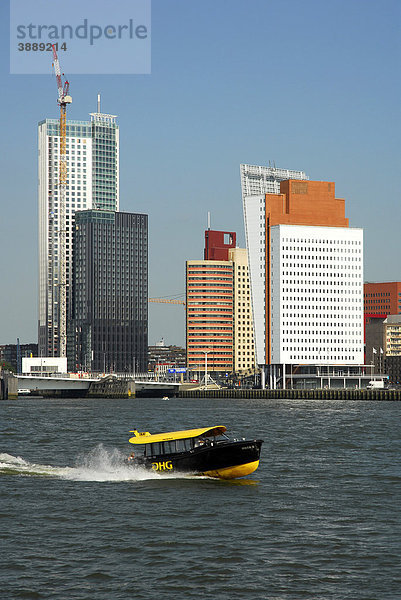 Kleine Watertaxi Fähre auf dem Nieuwe Maas Fluss  dahinter moderne Architektur am Wilhelminapier  Rotterdam  Zuid-Holland  Süd-Holland  Niederlande  Europa