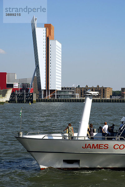 Ausflugsschiff auf dem Nieuwe Maas Fluss  dahinter moderne Architektur am Wilhelminapier  Rotterdam  Zuid-Holland  Süd-Holland  Niederlande  Europa