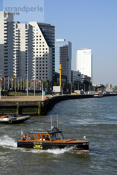 Kleine Watertaxi Fähre auf dem Nieuwe Maas Fluss  dahinter moderne Architektur am Boompjes Kai  Rotterdam  Zuid-Holland  Süd-Holland  Niederlande  Europa