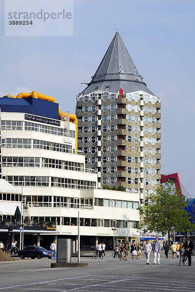 Moderne Architektur  Blaaktoren Turm und Bibliothek Rotterdam  Bücherei zwischen Hoogstraat und Blaak  Zuid-Holland  Süd-Holland  Niederlande  Europa