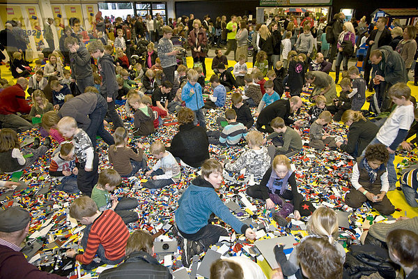 Spielende Kinder in einem Pool von Lego-Steinen auf der Lego-Weltausstellung in Dänemark