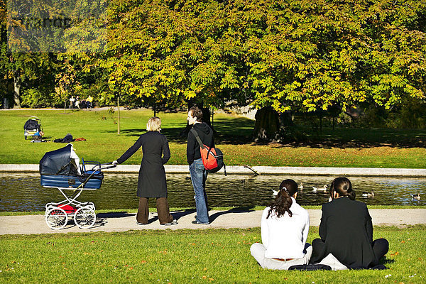 Menschen genießen schönes  sonniges Herbstwetter im Park  Kopenhagen  Dänemark  Europa