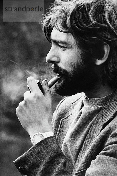 Junger Mann raucht Pfeife  DDR  ca. 1984
