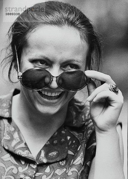 Junge Frau mit Sonnenbrille  DDR  ca. 1970