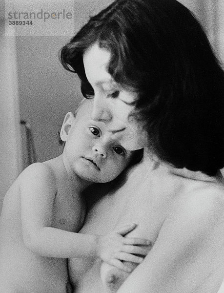 Junge Frau mit Kleinkind  DDR  ca. 1982