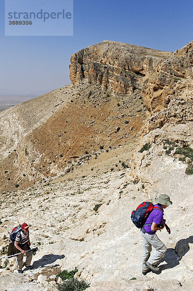 Wanderer in den Bergen nördlich von Damaskus nahe Dorf Maalula  Syrien  Naher Osten  Asien