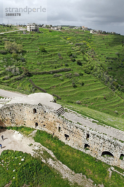 Blick von der Mauer der Burg und Festung Krak des Chevaliers  Qala'at al-Husn  UNESCO Weltkulturerbe  erbaut durch Kreuzritter  Kreuzfahrer  in Syrien  Naher Osten  Asien