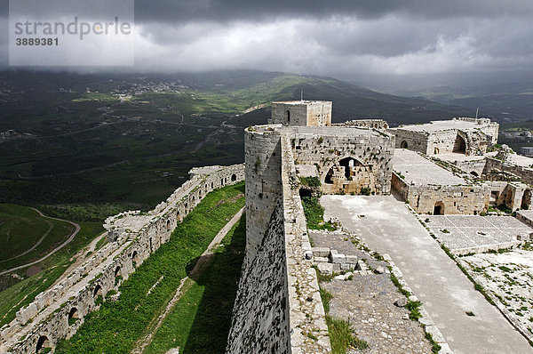 Blick von der Mauer der Burg und Festung Krak des Chevaliers  Qala'at al-Husn  UNESCO Weltkulturerbe  erbaut durch Kreuzritter  Kreuzfahrer  in Syrien  Naher Osten  Asien