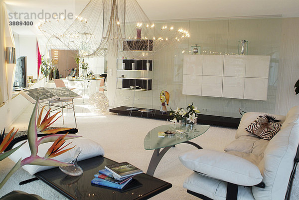 Luxuriös eingerichteter Wohnraum in modernem Design mit großer  extravaganter Deckenleuchte