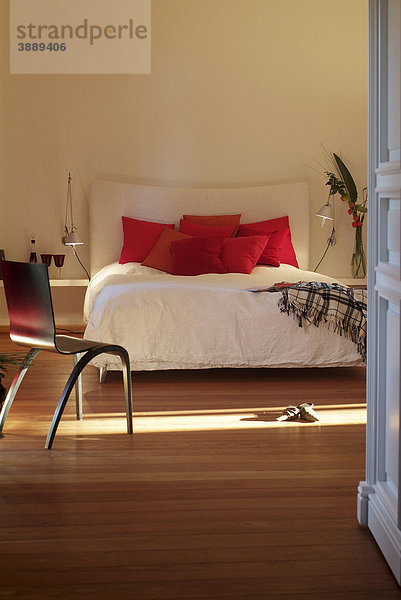 Stilvolles Schlafzimmer mit weißem Bett in edlem  modernem Design