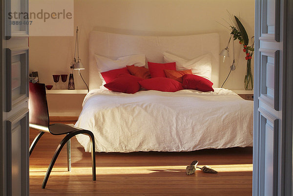 Stilvolles Schlafzimmer mit weißem Bett in edlem  modernem Design