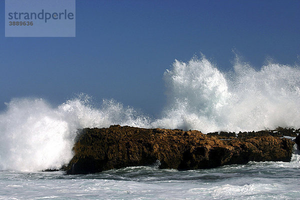 Welle bricht an einem Riff im Indischen Ozean  Nordwest-Australien