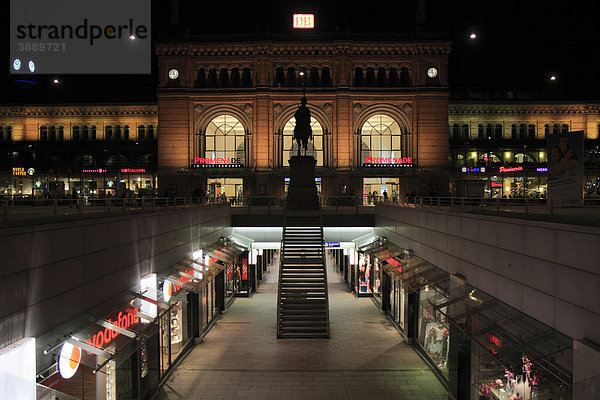 Hauptbahnhof und Niki-de-Saint-Phalle-Promenade bei Nacht  Landeshauptstadt Hannover  Niedersachsen  Deutschland  Europa