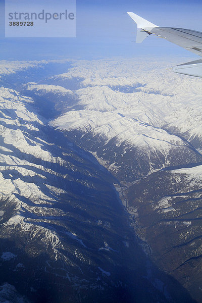 Luftbild Val di Sole  Sulztal  Sulzberg mit Ortschaft Ossana  links Mitte Passo del Tonale  rechts Valle di Peio  hinten Valtelina  Provinz Trento  Trentino  Italien  Alpen  Europa