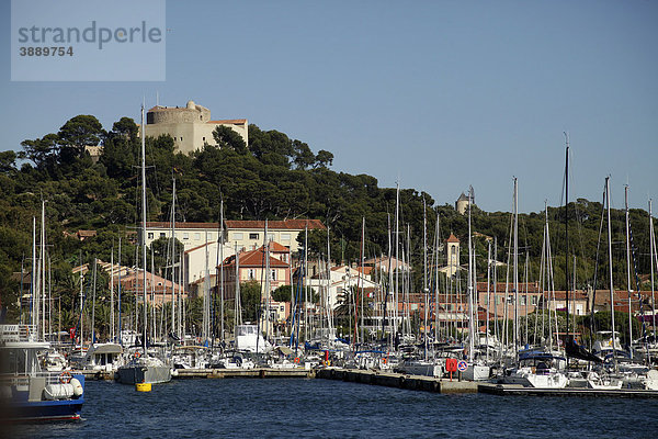 Yachthafen  Inselort und Fort Sainte-Agathe auf der Insel Ile de Porquerolles  Cote d'Azur  Frankreich  Europa