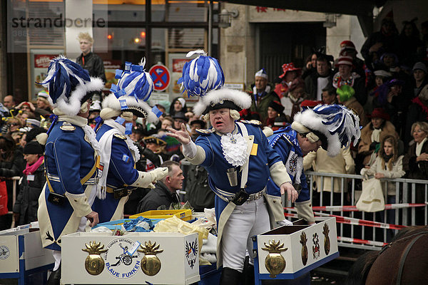 Die blauen Funken schmeißen Kamelle  Rosenmontagszug 2010 in Köln  Nordrhein-Westfalen  Deutschland  Europa