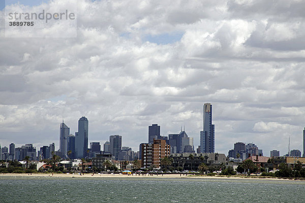 Blick von St. Kilda auf den Strand und die Skyline von Melbourne  Victoria  Australien