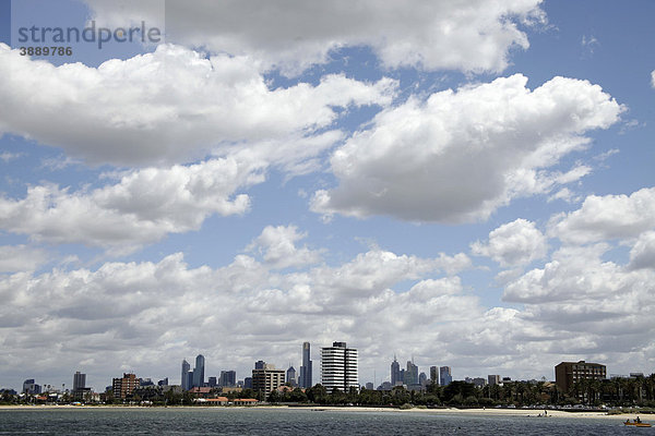 Blick von St. Kilda auf die Skyline von Melbourne  Victoria  Australien