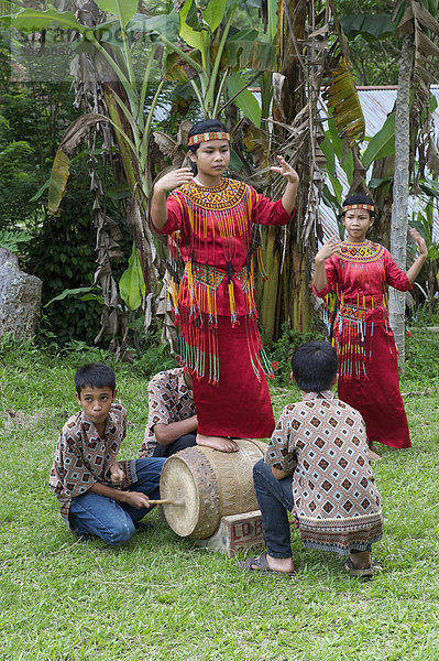 Musikgruppe mit Bambusinstrumenten  Trommel und traditionellen Tänzen  Ratepao  Sulawesi  Indonesien  Südostasien