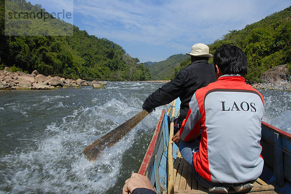 Im Holzboot mit Paddel den Nam Ou Fluss stromaufwärts  Wildfluss  bei Hathinh  Phou Den Din National Protected Area  Distrikt und Provinz Phongsali  Laos  Südostasien  Asien
