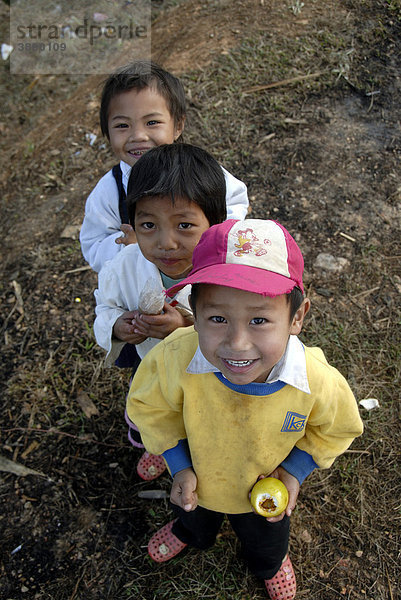 Blick von oben  Armut  Bande von grinsenden Kindern haben Spaß  Dorf Ban Komaen  Distrikt und Provinz Phongsali  Laos  Südostasien  Asien