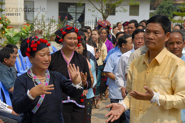 Pi Mai  Laotisches Neujahrsfest  Lamvong Tanz  Frauen der Phunoy Ethnie  traditionelle Kleidung in Schwarz mit roten Bommeln  Phongsali Stadt  Laos  Südostasien  Asien