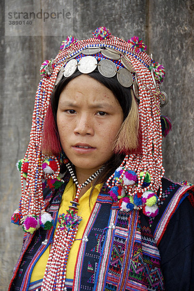 Portrait  Frau der Akha Ya-Er Ethnie  traditionelle Kleidung  bunter Kopfschmuck mit Silbermünzen  Dorf Ban Houeyphod  Distrikt Muang Khoua  Provinz Phongsali  Laos  Südostasien  Asien