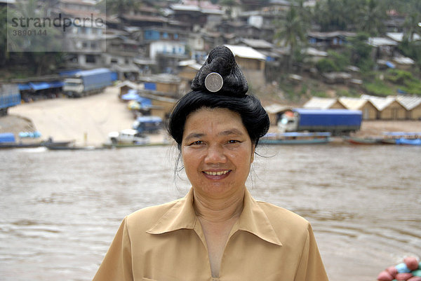Portrait  lächelnde Frau der Tai Dam Ethnie  Haar aufgesteckt als Dutt mit Silbermünze  Muang Khoua  Provinz Phongsali  Laos  Südostasien  Asien