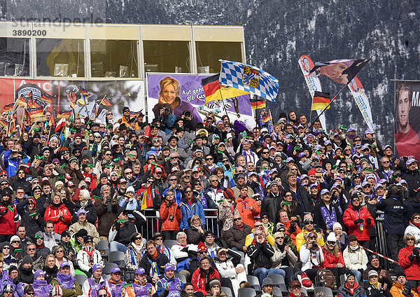 Maria Riesch Fanclub  Zuschauertribüne im Olympia-Skistadion in Garmisch-Partenkirchen  Slalom-Wettbewerb am Gudiberg  Bayern  Deutschland  Europa