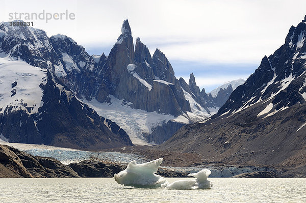 Cerro Torre Gipfel mit Gletscherlagune  El Chalten  Patagonien  Anden  Argentinien  Südamerika