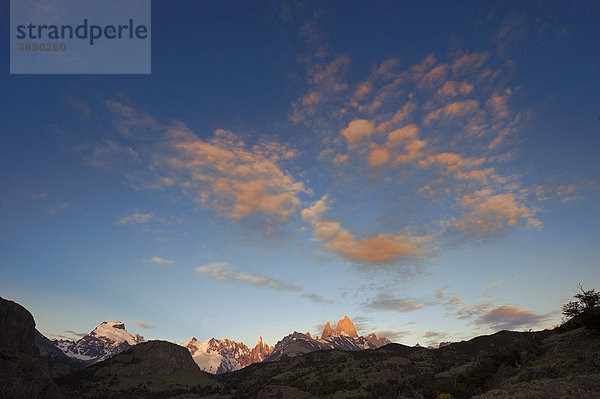 Fitzroy und Cerro Torre im Morgenlicht  El Chalten  Patagonien  Anden  Argentinien  Südamerika