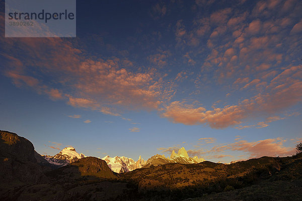Fitzroy und Cerro Torre im Morgenlicht  El Chalten  Patagonien  Anden  Argentinien  Südamerika