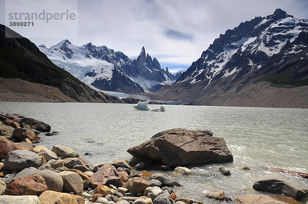 Cerro Torre Gipfel mit Gletscherlagune  El Chalten  Patagonien  Anden  Argentinien  Südamerika