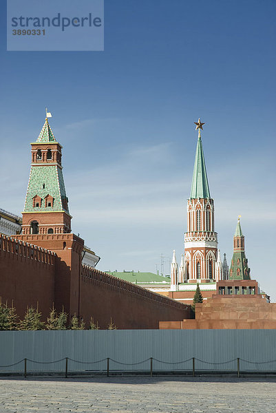 Kreml-Mauer und Türme  Moskau  Russland