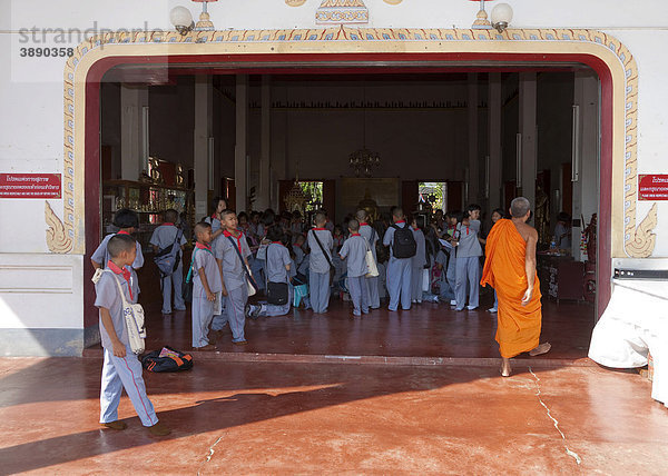 Ein Schulklasse besucht den buddhistischen Tempel Wat Phra Thong  Thalang  Insel Phuket  Südthailand  Thailand  Südostasien  Asien