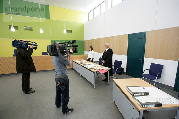 Fernsehteams im Gerichtssaal des Landgerichts Trier  Rheinland-Pfalz  Deutschland  Europa