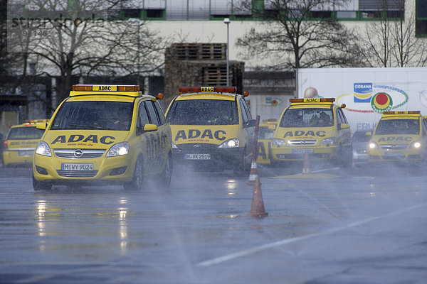 Sicherheitstraining für die Straßenwachtfahrer des ADAC auf dem ADAC-Trainingsgelände in Koblenz  Rheinland-Pfalz  Deutschland  Europa