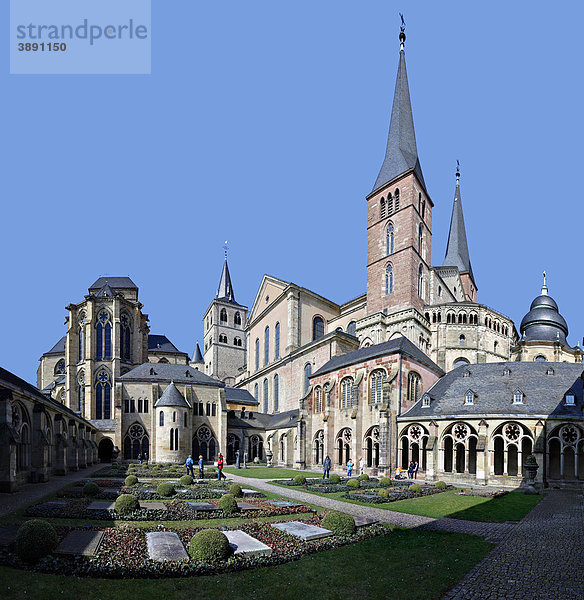 Dom und Liebfrauenkirche vom Domkreuzgang aus gesehen  Trier  Rheinland-Pfalz  Deutschland  Europa