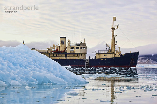 Kreuzfahrtschiff  Schiff hinter Eisberg  Svalbard  Spitzbergen  Norwegen