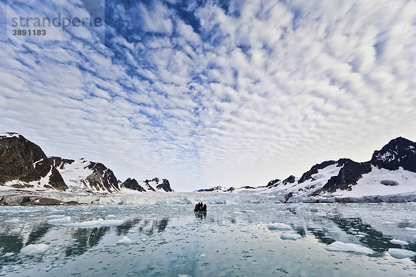 Eis  Fjord  Zodiac  Schlauchboot im Fuglefjord vor Gletscher  Svalbard  Spitzbergen  Norwegen