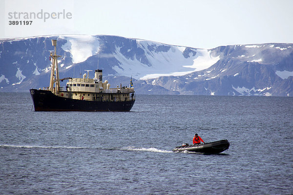 Kreuzfahrtschiff  Schiff  Zodiac  Schlauchboot vor Schiff  Svalbard  Spitzbergen  Norwegen