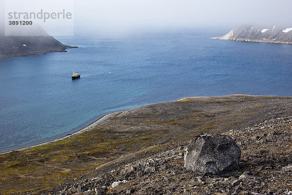Kreuzfahrtschiff  Schiff in Fjord  Svalbard  Spitzbergen  Norwegen