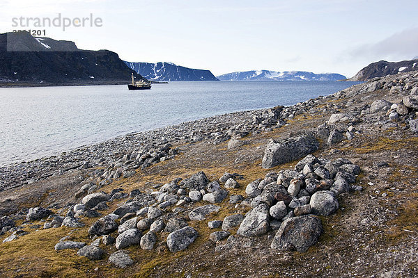 Kreuzfahrtschiff  Schiff in Fjord  Gräber von Walfängern  Svalbard  Spitzbergen  Norwegen