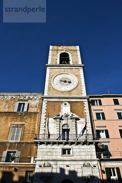 Uhrenturm an der Piazza Plebiscito oder Piazza del Papa  Ancona  Marken  Italien  Europa
