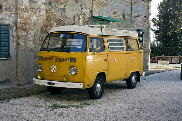 Volkswagen Bus T2  Oldtimer  restauriert  Ancona  Marken  Italien  Europa