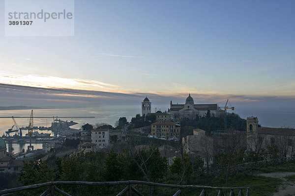 Landschaft von Ancona  Hafen und Dom von San Ciriaco auf dem Monte Guasco bei Sonnenuntergang  Ancona  Marche  Italien  Europa