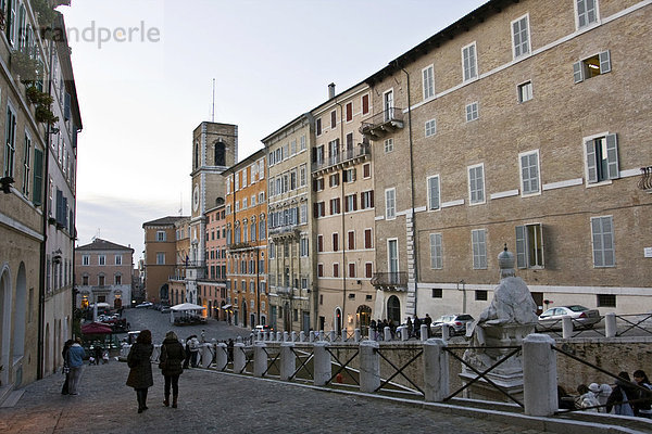 Gebäudefassade und Glockenturm auf der Piazza Plebiscito oder Piazza del Papa  Ancona  Marche  Italien  Europa
